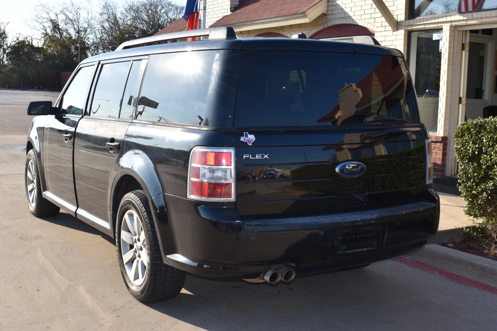 2009 Black /Gray Ford FLEX (2FMDK51C19B) with an V6, 3.5L engine, AUTOMATIC transmission, located at 5925 E. BELKNAP ST., HALTOM CITY, TX, 76117, (817) 834-4222, 32.803799, -97.259003 - Purchasing a 2009 Ford Flex can be a great decision for several reasons: Spacious and Versatile Interior: The Ford Flex is known for its spacious and comfortable interior, offering seating for up to seven passengers across three rows. The boxy design maximizes interior space, providing ample headro - Photo#2